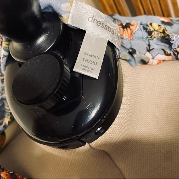 Dress Barn Flowered top - Picture 2 of 2